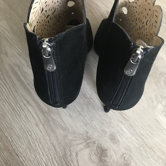 Adrienne Vittadini Blk suede bootie💗peep toe👠 - Picture 7 of 8